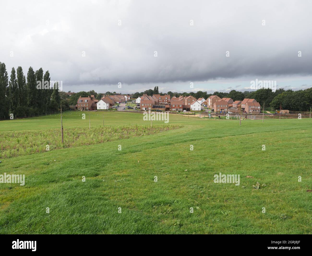 Sittingbourne, Kent, Royaume-Uni. 1er octobre 2021. Un « nouveau » temple romain de 2000 ans juste à côté de l'A2 (considéré comme une route romaine) a été préservé dans le village de Newington près de Sittingbourne dans le Kent. Newington History Group a reconstruit les fondations qu'ils ont trouvées lors d'une fouille sur une nouvelle propriété de logements Persimmon. Le persimmon a donné au groupe des terres pour reconstruire les fondations à 70 m de leur emplacement d'origine afin qu'elles puissent être préservées. Le temple a été nommé 'Temple Watling place'. Crédit : James Bell/Alay Live News Banque D'Images