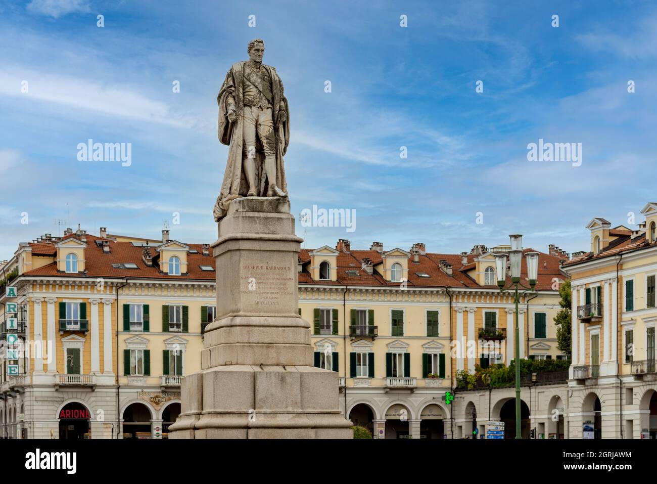 Cuneo, Piémont, Italie - 2 août 2021 : statue de Giuseppe Barbaroux sur la Piazza Tancredi Duccio Galimberti Banque D'Images
