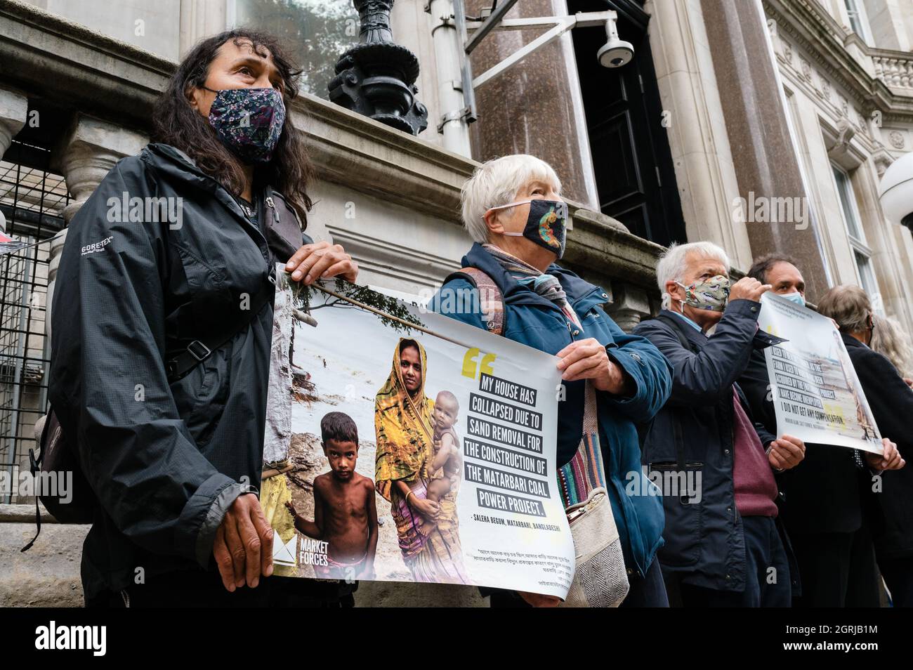 Londres, Royaume-Uni. 1er octobre 2021. Manifestation organisée par les forces du marché devant l'ambassade du Japon à Londres. Les manifestants exigent que le Japon termine la création de projets de combustibles fossiles comme les centrales au charbon d'Indramayu en Indonésie et de Matarbari au Bangladesh. Credit: Andrea Domeniconi/Alay Live News Banque D'Images