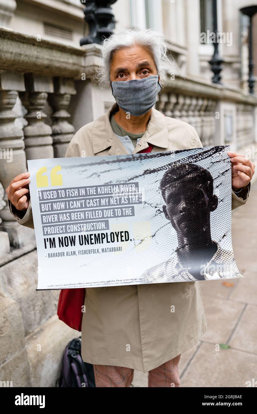 Londres, Royaume-Uni. 1er octobre 2021. Manifestation organisée par les forces du marché devant l'ambassade du Japon à Londres. Les manifestants exigent que le Japon termine la création de projets de combustibles fossiles comme les centrales au charbon d'Indramayu en Indonésie et de Matarbari au Bangladesh. Credit: Andrea Domeniconi/Alay Live News Banque D'Images