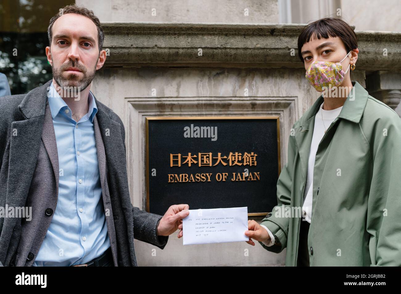 Londres, Royaume-Uni. 1er octobre 2021. Manifestation organisée par les forces du marché devant l'ambassade du Japon à Londres. Les manifestants exigent que le Japon termine la création de projets de combustibles fossiles comme les centrales au charbon d'Indramayu en Indonésie et de Matarbari au Bangladesh. Credit: Andrea Domeniconi/Alay Live News Banque D'Images