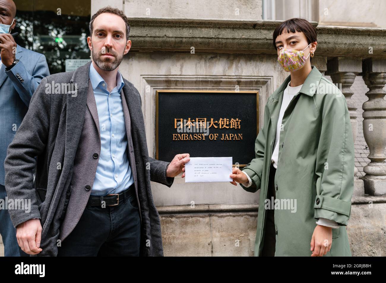 Londres, Royaume-Uni. 1er octobre 2021. Manifestation organisée par les forces du marché devant l'ambassade du Japon à Londres. Les manifestants exigent que le Japon termine la création de projets de combustibles fossiles comme les centrales au charbon d'Indramayu en Indonésie et de Matarbari au Bangladesh. Credit: Andrea Domeniconi/Alay Live News Banque D'Images