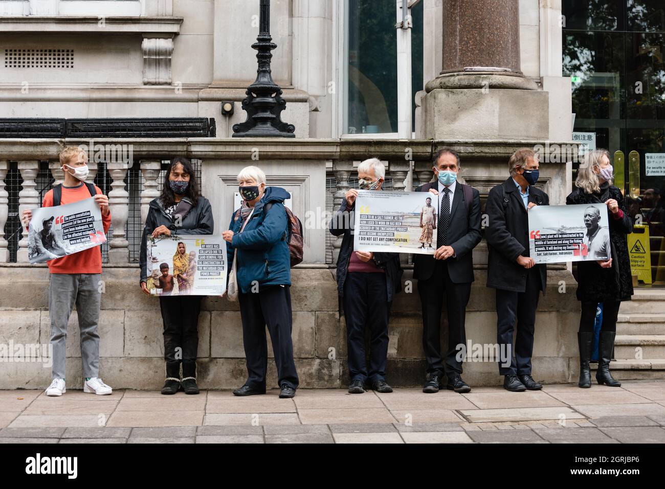 Londres, Royaume-Uni. 1er octobre 2021. Manifestation organisée par les forces du marché devant l'ambassade du Japon à Londres. Les manifestants exigent que le Japon termine la création de projets de combustibles fossiles comme les centrales au charbon d'Indramayu en Indonésie et de Matarbari au Bangladesh. Credit: Andrea Domeniconi/Alay Live News Banque D'Images