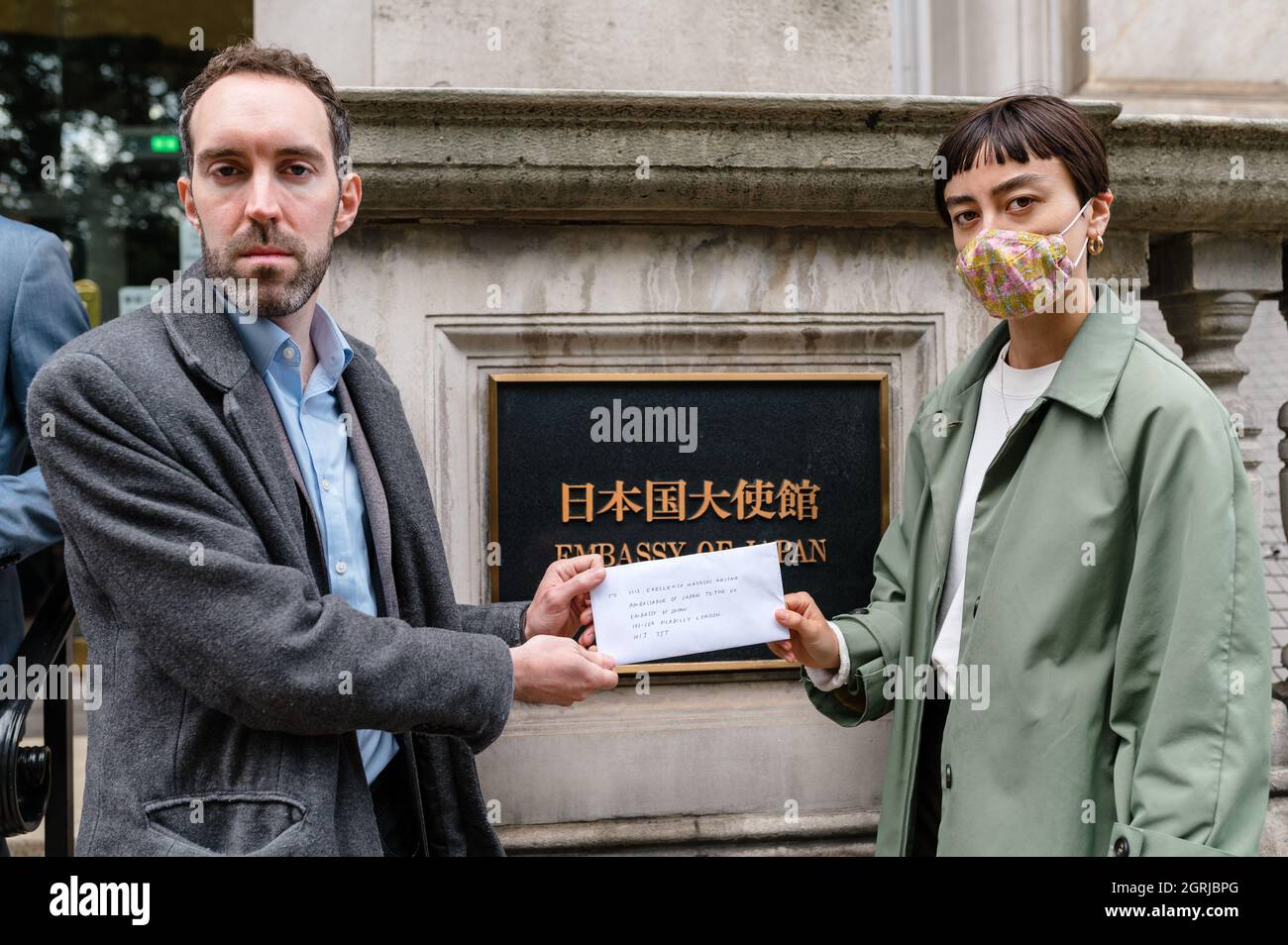 Londres, Royaume-Uni. 1er octobre 2021. Manifestation organisée par les forces du marché devant l'ambassade du Japon à Londres. Les manifestants exigent que le Japon termine la création de projets de combustibles fossiles comme les centrales au charbon d'Indramayu en Indonésie et de Matarbari au Bangladesh. Credit: Andrea Domeniconi/Alay Live News Banque D'Images