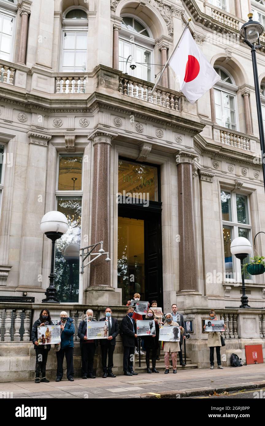 Londres, Royaume-Uni. 1er octobre 2021. Manifestation organisée par les forces du marché devant l'ambassade du Japon à Londres. Les manifestants exigent que le Japon termine la création de projets de combustibles fossiles comme les centrales au charbon d'Indramayu en Indonésie et de Matarbari au Bangladesh. Credit: Andrea Domeniconi/Alay Live News Banque D'Images