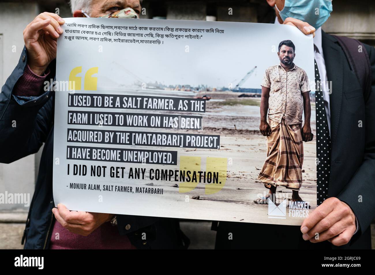 Londres, Royaume-Uni. 1er octobre 2021. Manifestation organisée par les forces du marché devant l'ambassade du Japon à Londres. Les manifestants exigent que le Japon termine la création de projets de combustibles fossiles comme les centrales au charbon d'Indramayu en Indonésie et de Matarbari au Bangladesh. Credit: Andrea Domeniconi/Alay Live News Banque D'Images
