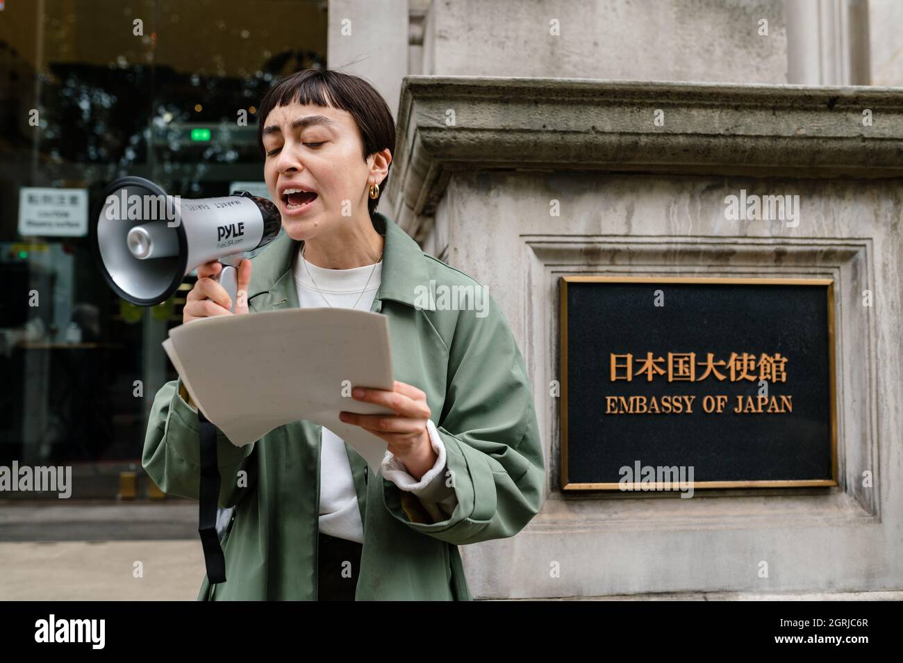 Londres, Royaume-Uni. 1er octobre 2021. Manifestation organisée par les forces du marché devant l'ambassade du Japon à Londres. Les manifestants exigent que le Japon termine la création de projets de combustibles fossiles comme les centrales au charbon d'Indramayu en Indonésie et de Matarbari au Bangladesh. Credit: Andrea Domeniconi/Alay Live News Banque D'Images