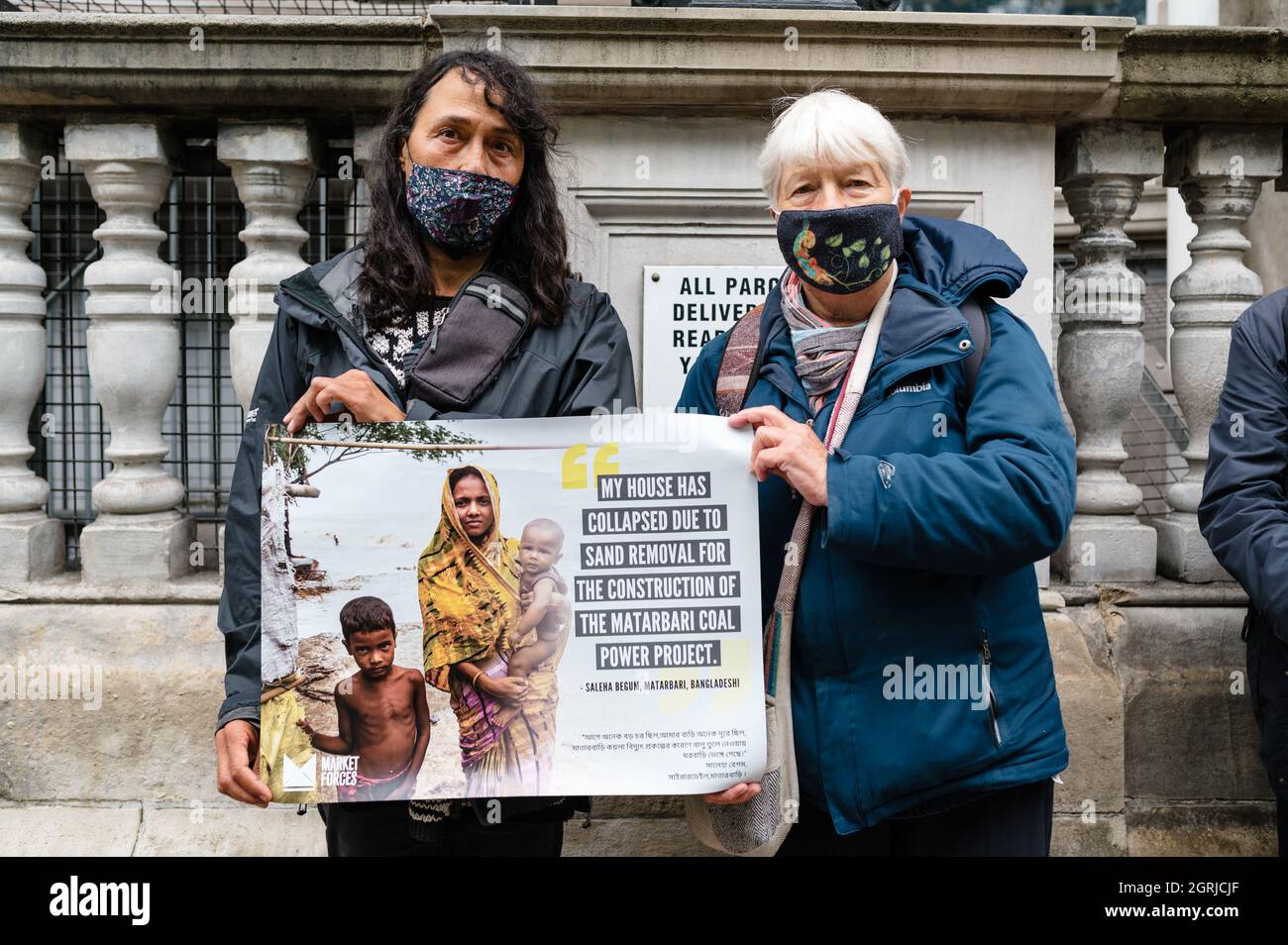 Londres, Royaume-Uni. 1er octobre 2021. Manifestation organisée par les forces du marché devant l'ambassade du Japon à Londres. Les manifestants exigent que le Japon termine la création de projets de combustibles fossiles comme les centrales au charbon d'Indramayu en Indonésie et de Matarbari au Bangladesh. Credit: Andrea Domeniconi/Alay Live News Banque D'Images