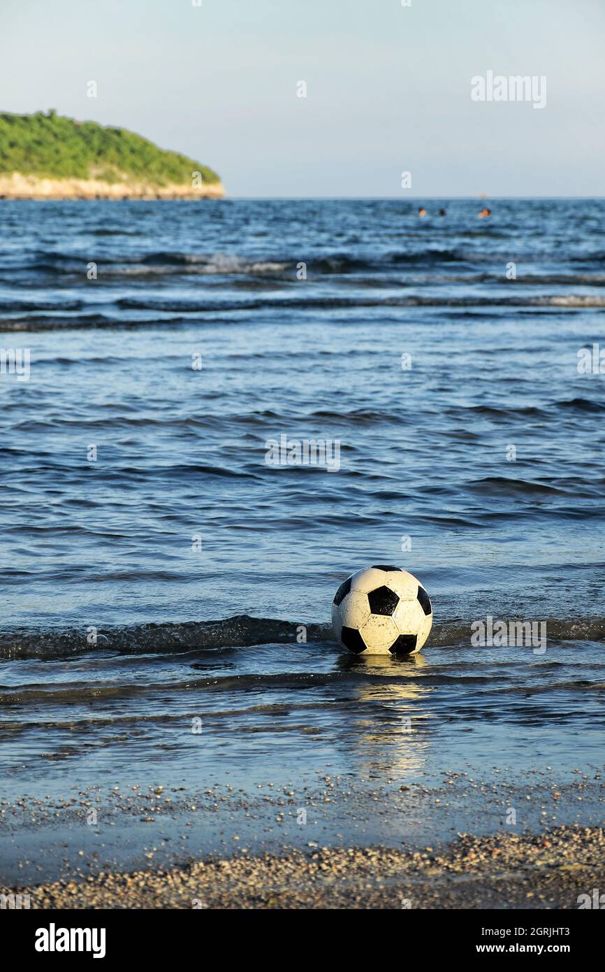 Ballon de football flottant dans la mer et de frapper les vagues sur la  plage Photo Stock - Alamy