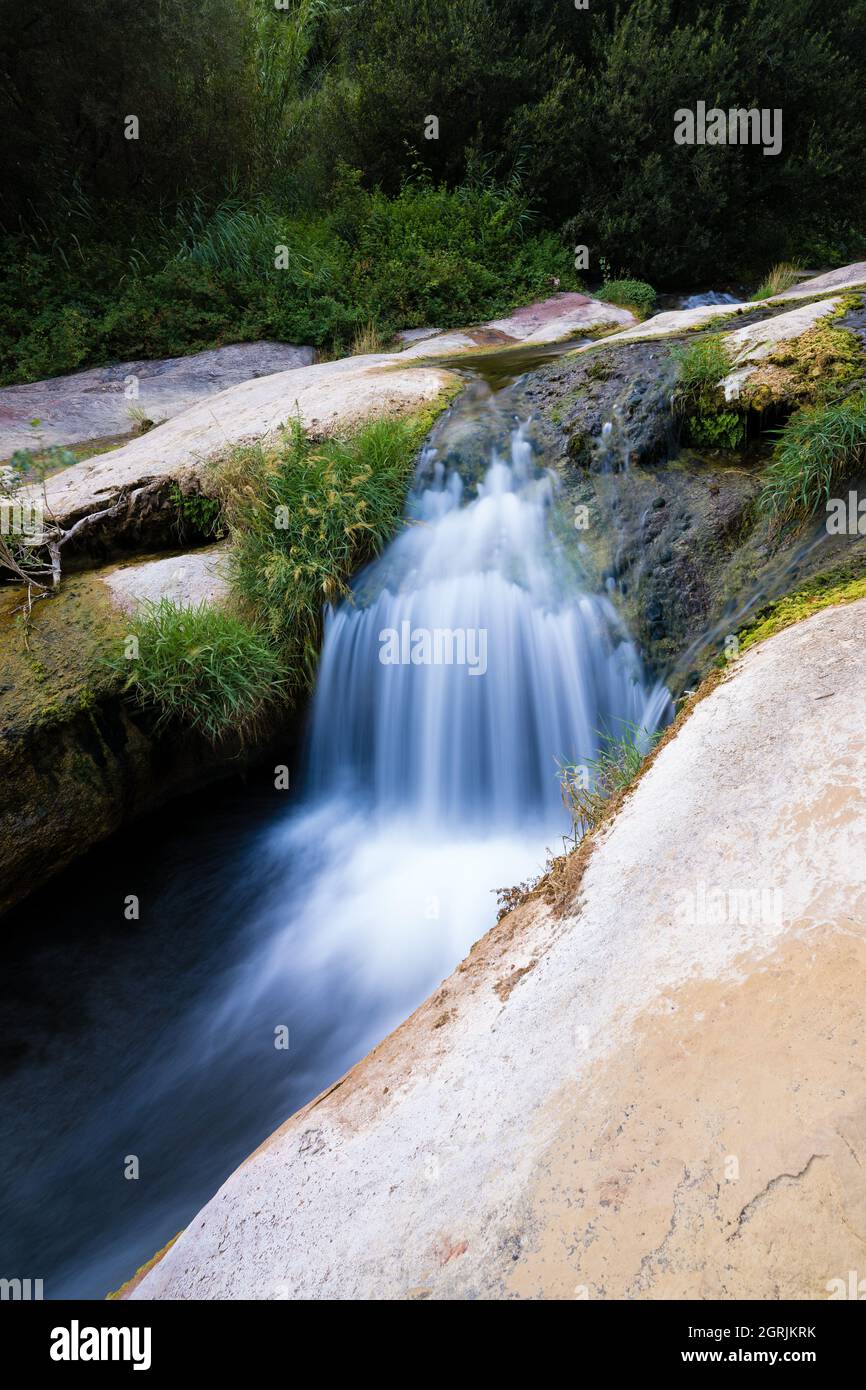 cascade entre rochers blancs, piscines naturelles et mousses, sant miquel del fai catalogne, espagne Banque D'Images