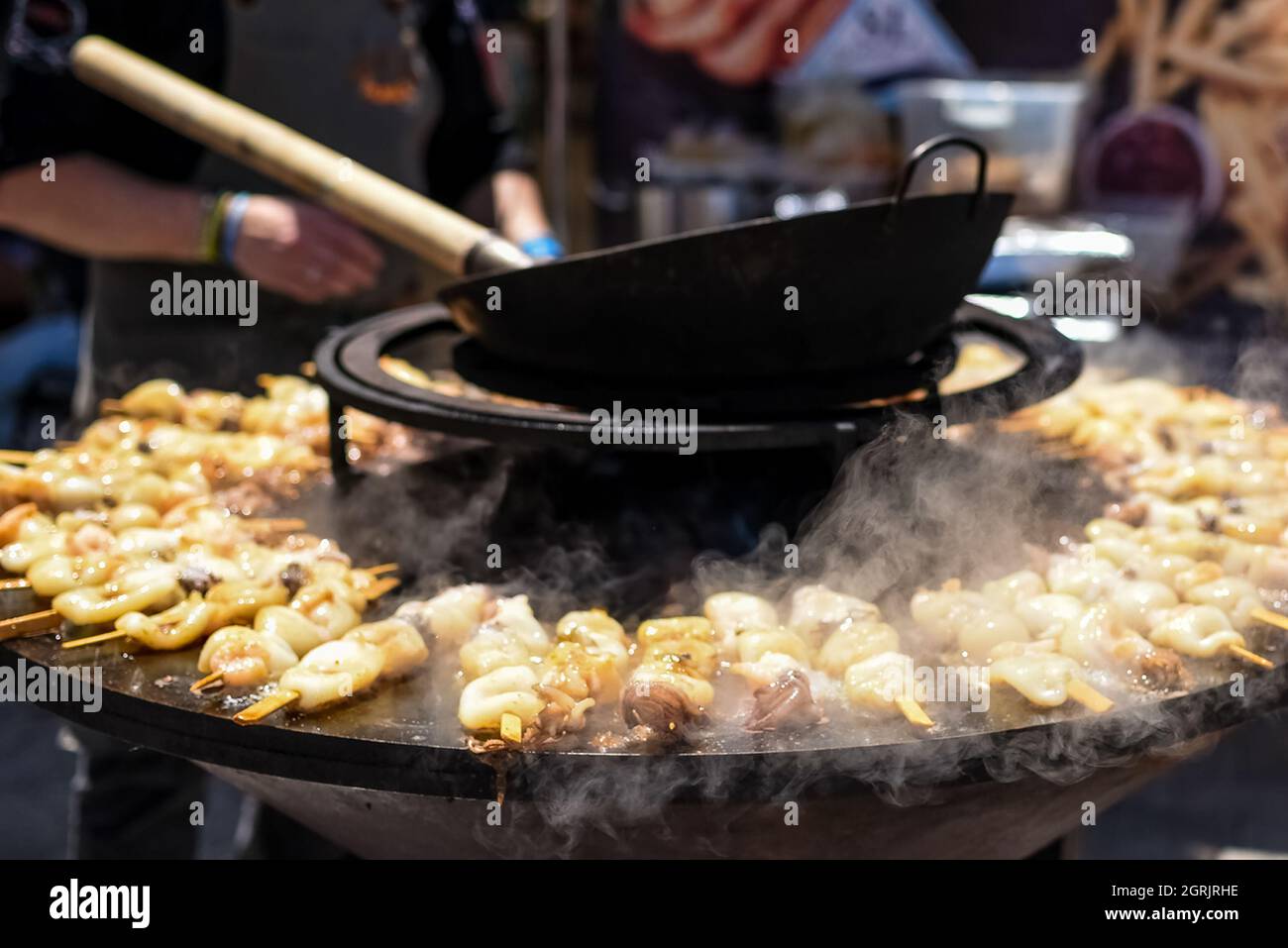 Les crevettes grillées s'écrasont sur la cuisinière Banque D'Images