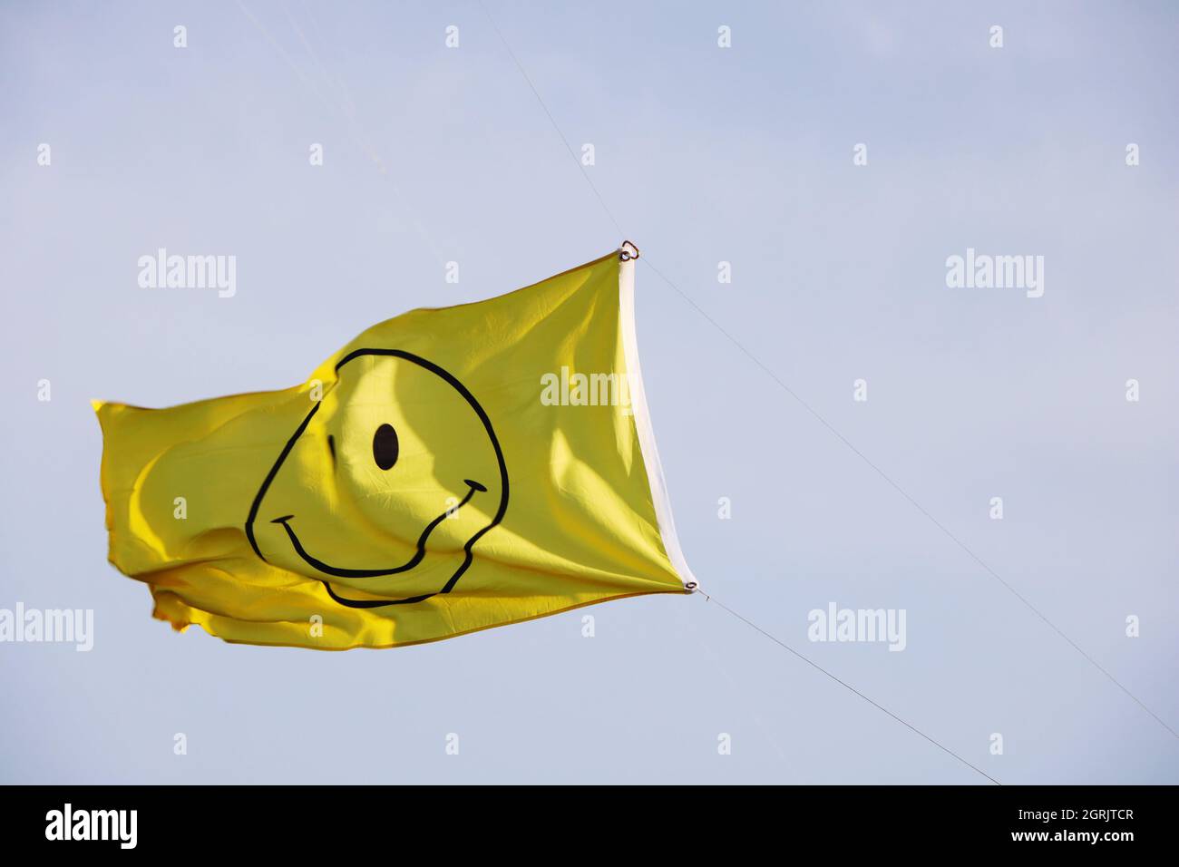 Low Angle View of drapeau jaune contre le ciel Banque D'Images