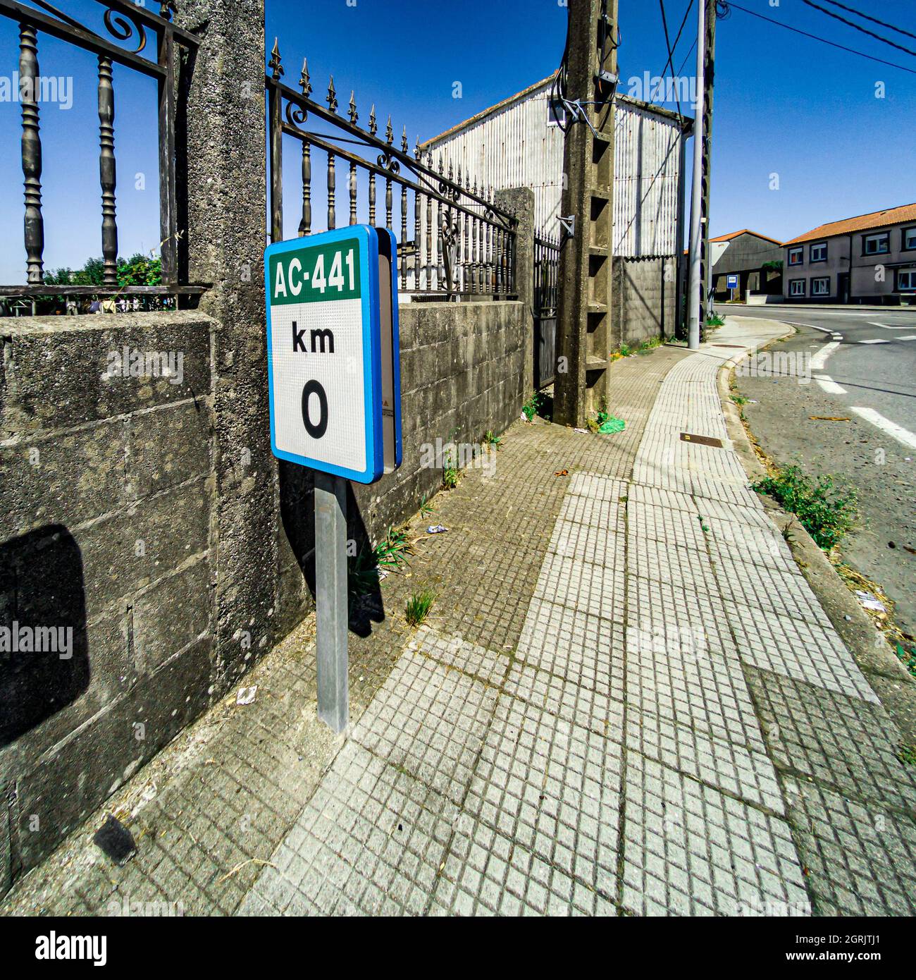 Panneau indiquant le kilomètre jusqu'à la ville de Fisterra en Espagne Banque D'Images