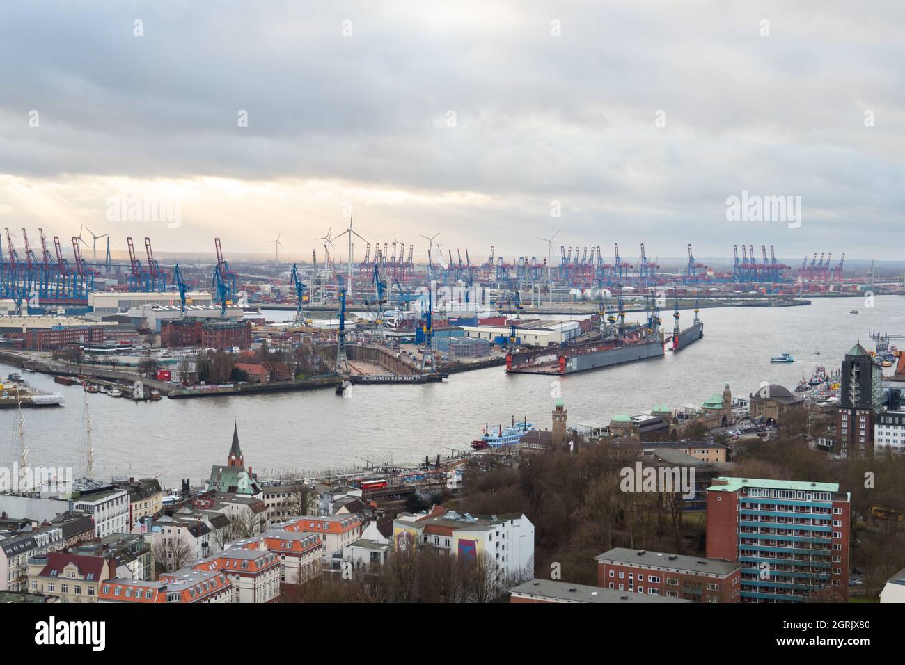 Hambourg, Allemagne: 28 décembre 2018: Vue de l'église Michel sur Landungsbruecken et le port Banque D'Images