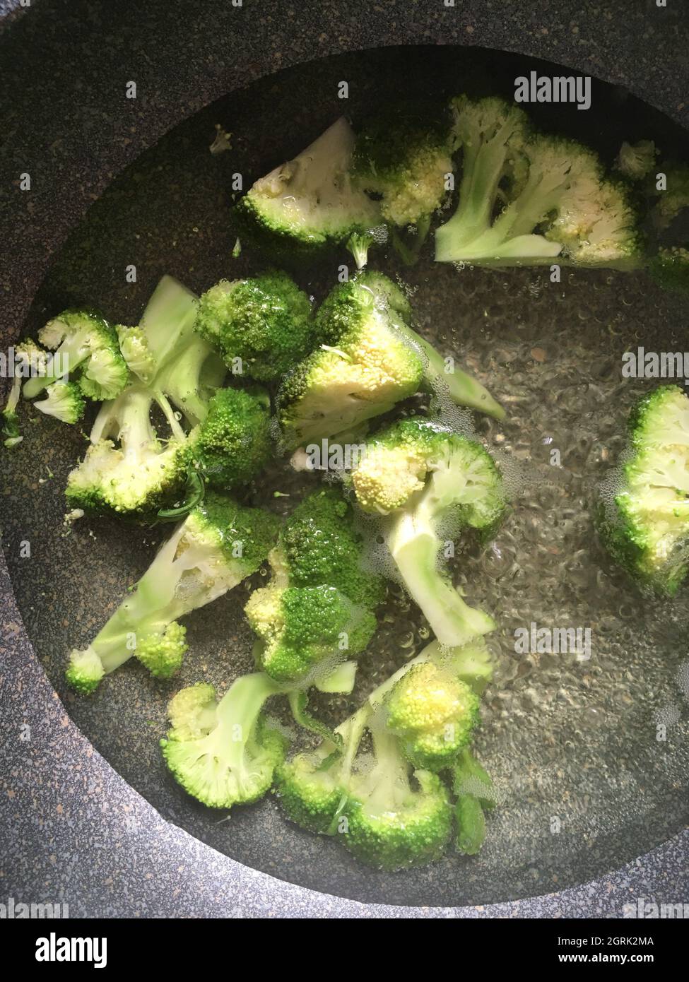 Vue en grand angle des légumes brocoli hachés dans la casserole Banque D'Images