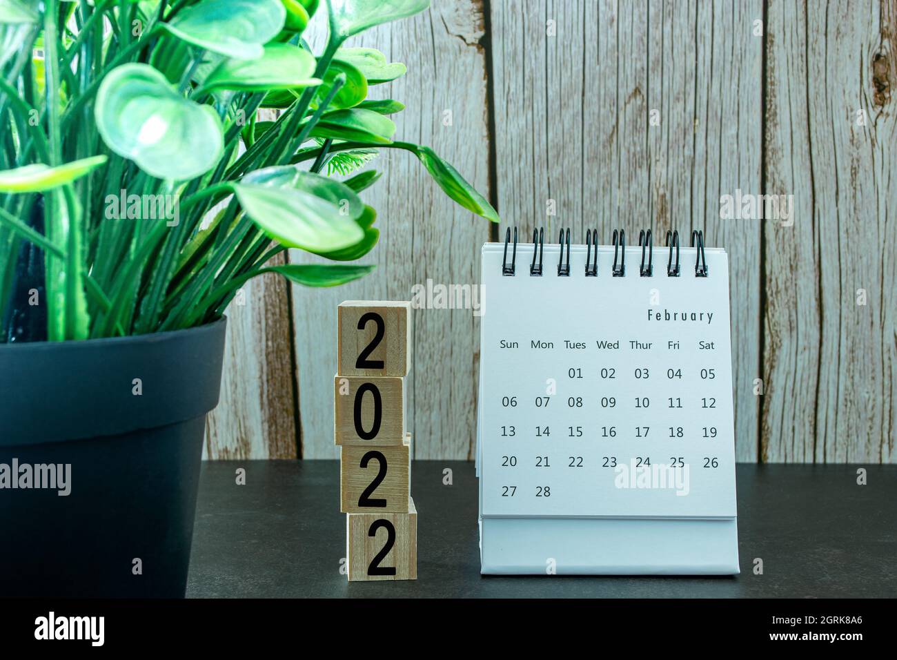 Calendrier blanc de février 2022 avec bloc de bois.Concept de la nouvelle année Banque D'Images