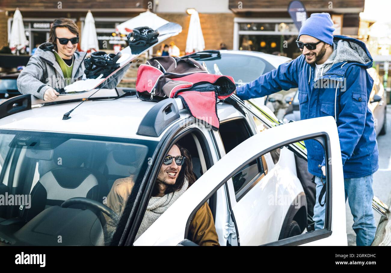 Meilleurs amis de s'amuser ensemble la préparation de voiture pour ski et snowboard au voyage montagne - amitié concept hangout avec des jeunes d'hiver amour spo Banque D'Images