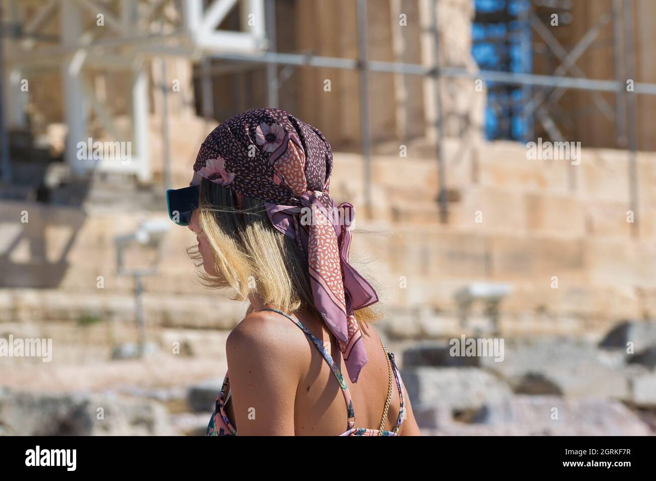 Belle fille , avec un foulard sur sa tête, posant devant le Parthénon de l'Acropole Banque D'Images