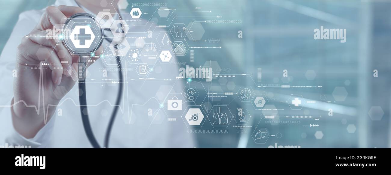Médecin utilisant le stéthoscope diagnostiquer le dossier médical électronique virtuel du patient sur l'interface.Digital Healthcare et le réseau sur virtuel moderne Banque D'Images