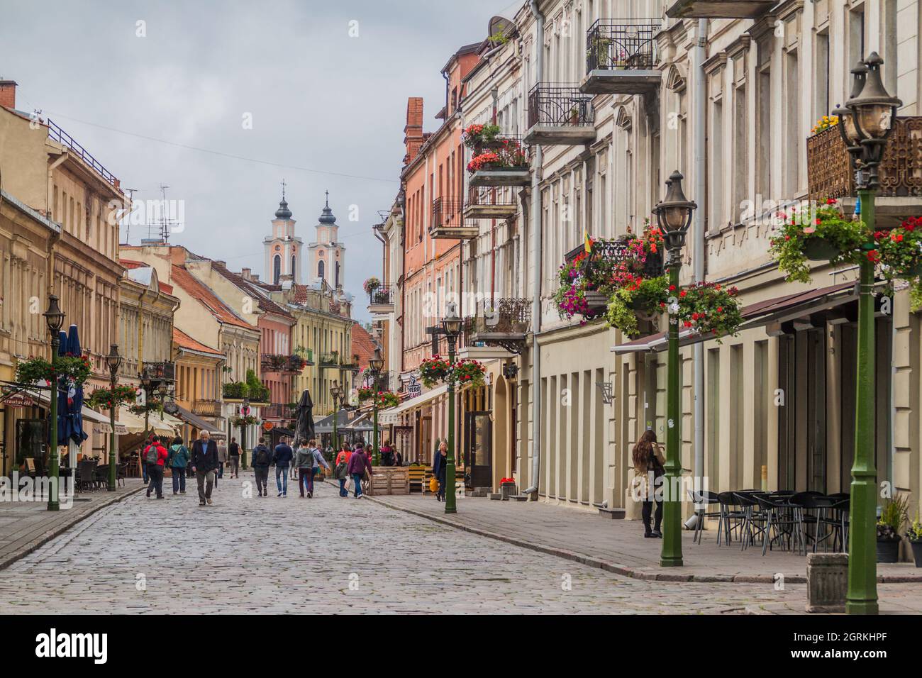 KAUNAS, LITUANIE - 17 AOÛT 2016 : les gens marchent le long de la rue Vilniaus gatve à Kaunas, Lituanie Banque D'Images