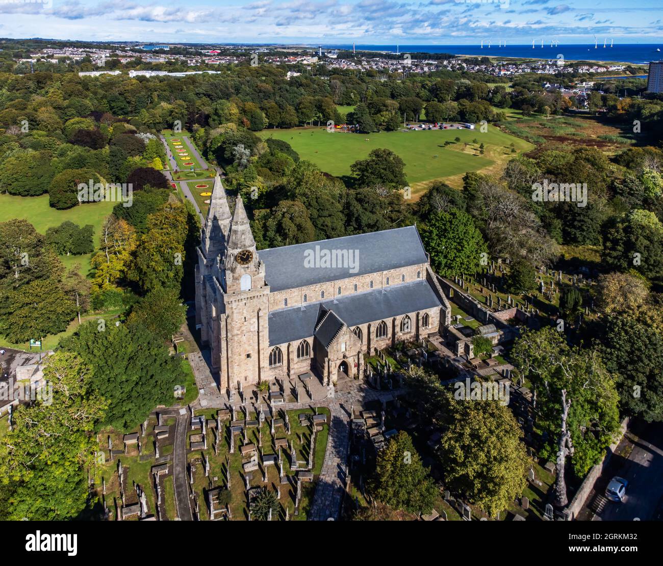 Vue aérienne de la cathédrale St Machar (ou St Machar) dans la ville d'Aberdeen, en Écosse, avec le parc Seaton visible en arrière-plan Banque D'Images