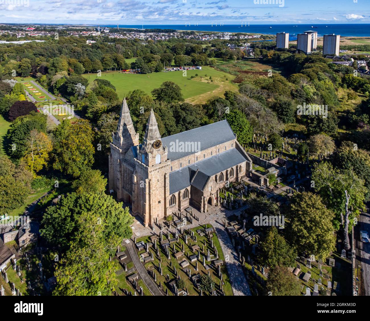 Vue aérienne de la cathédrale St Machar (ou St Machar) dans la ville d'Aberdeen, en Écosse, avec le parc Seaton et les appartements Seaton visibles en arrière-plan Banque D'Images