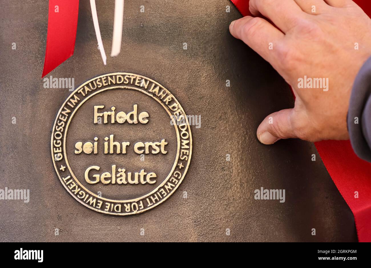 Merseburg, Allemagne. 1 Oct 2021: 'La paix soit son premier peal' est écrit sur la nouvelle cloche de la cathédrale de Merseburg. Un festival de trois jours du 1er au 3 octobre commémore la consécration de la cathédrale il y a 1000 ans. Un des points forts du programme sous la devise 'consacrée à l'éternité' est une procession au cours de laquelle la cathédrale recevra une nouvelle cloche. La cloche, qui coûte environ 50,000 euros et pèse 890 kilogrammes, a été moulée à Freiberg en Saxe et, selon les fondateurs de la cathédrale, sonnera trois fois par jour à l'avenir. Crédit : dpa Picture Alliance/Ala Banque D'Images