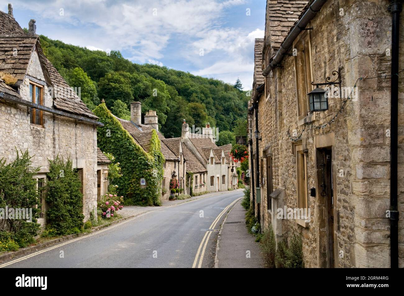 Le village pittoresque de Castle Combe dans les Cotswolds, Angleterre en été. Banque D'Images