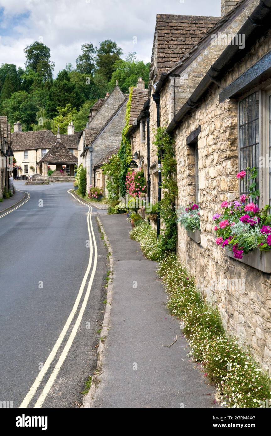 Le village pittoresque de Castle Combe dans les Cotswolds, Angleterre en été. Banque D'Images