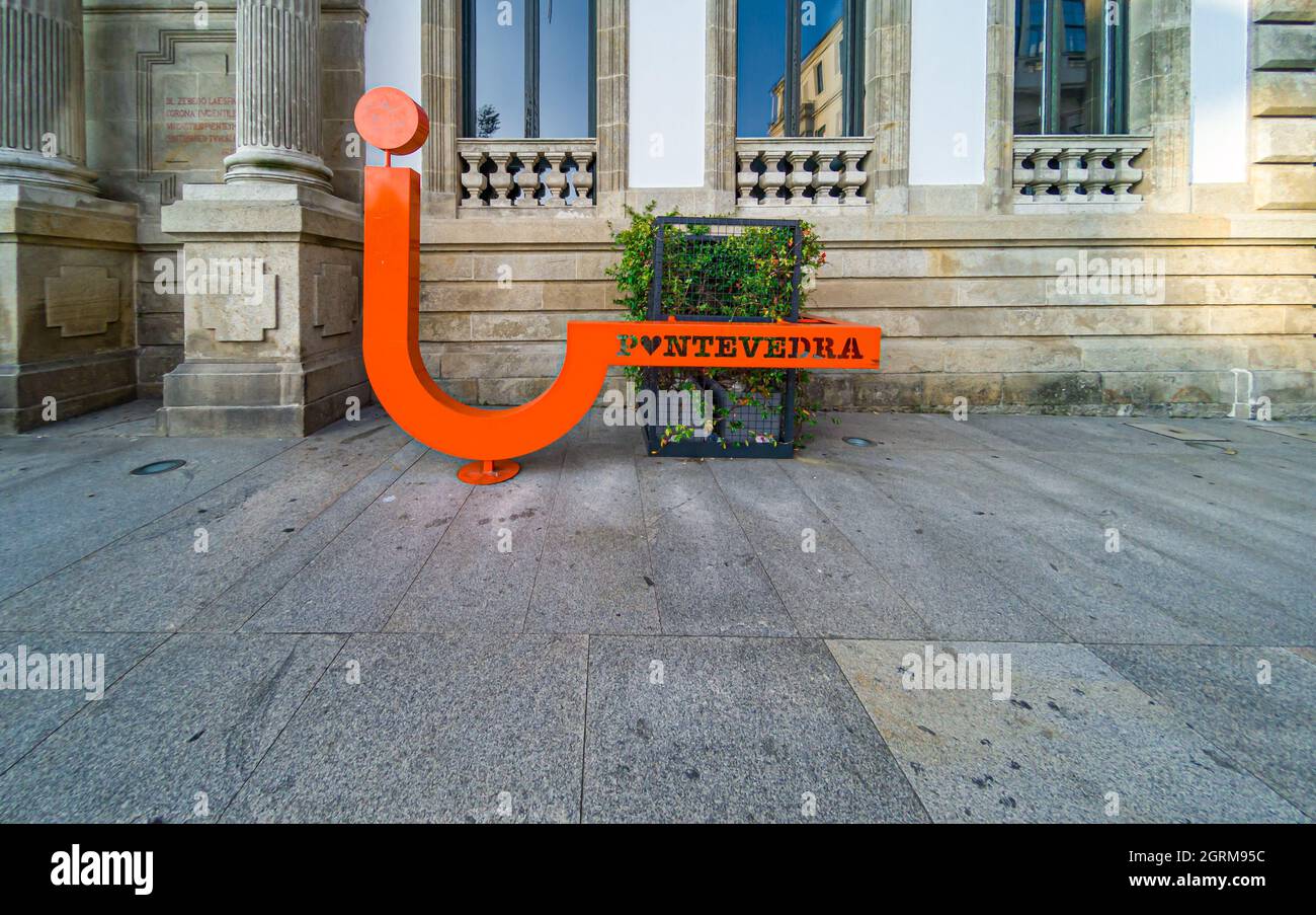 PONTEVEDRA, ESPAGNE - 09 septembre 2021 : un panneau espagnol « J'aime Pontevedra » en plein air à Pontevedra, Espagne Banque D'Images