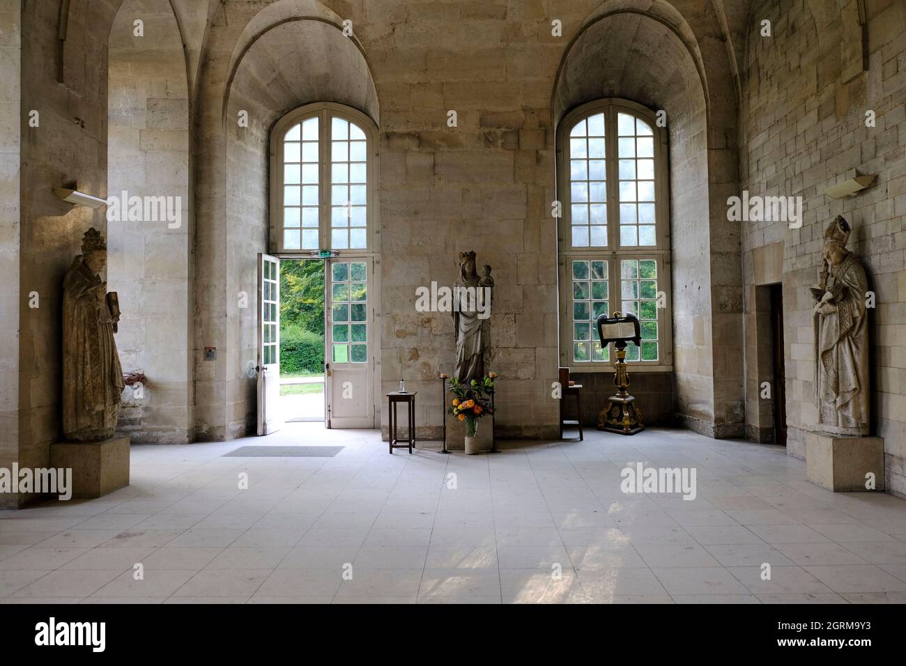 Frankreich, le bec-Hellouin, 12.09.2021: Blick in den Eingangsbereich der leeren, neuen Abteikirche im ehemaligen Refektorium der Abtei notre-Dame du Banque D'Images