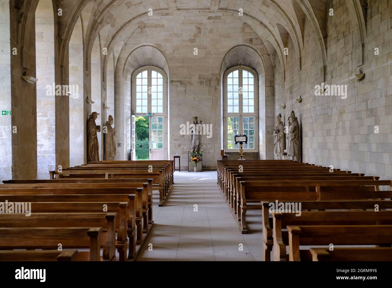 Frankreich, le bec-Hellouin, 12.09.2021: Blick in den Eingangsbereich der leeren, neuen Abteikirche im ehemaligen Refektorium der Abtei notre-Dame du Banque D'Images