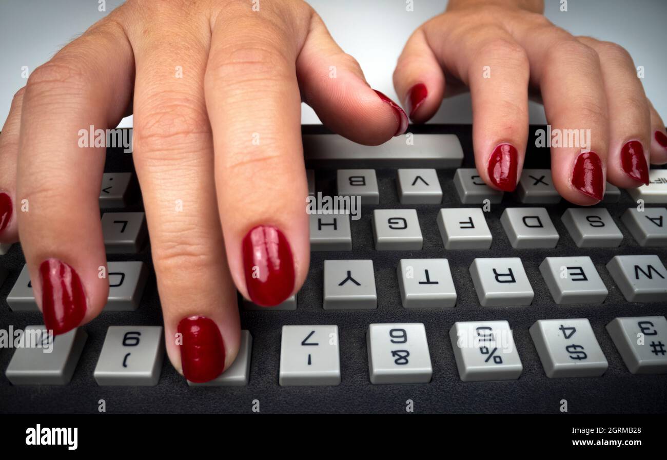 Les mains de womans saisie sur clavier d'ordinateur Banque D'Images