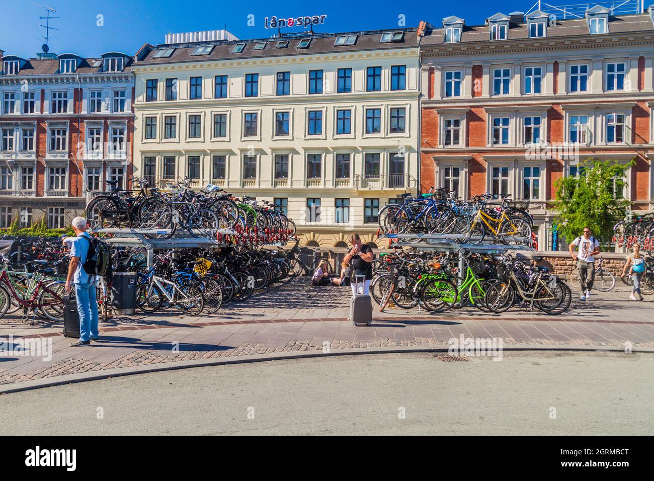 COPENHAGUE, DANEMARK - 27 AOÛT 2016 : parking à vélos près de la gare centrale de Copenhague, gare principale de Copenhague, Danemark. Banque D'Images