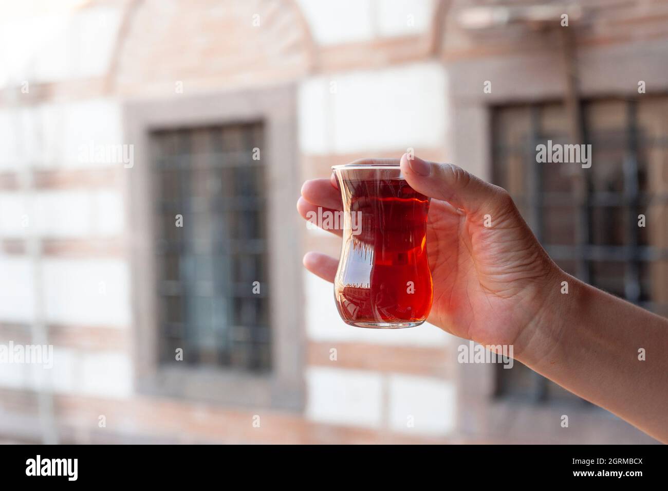 Thé turc, tasse de thé, contenant du thé en verre, boisson chaude Banque D'Images