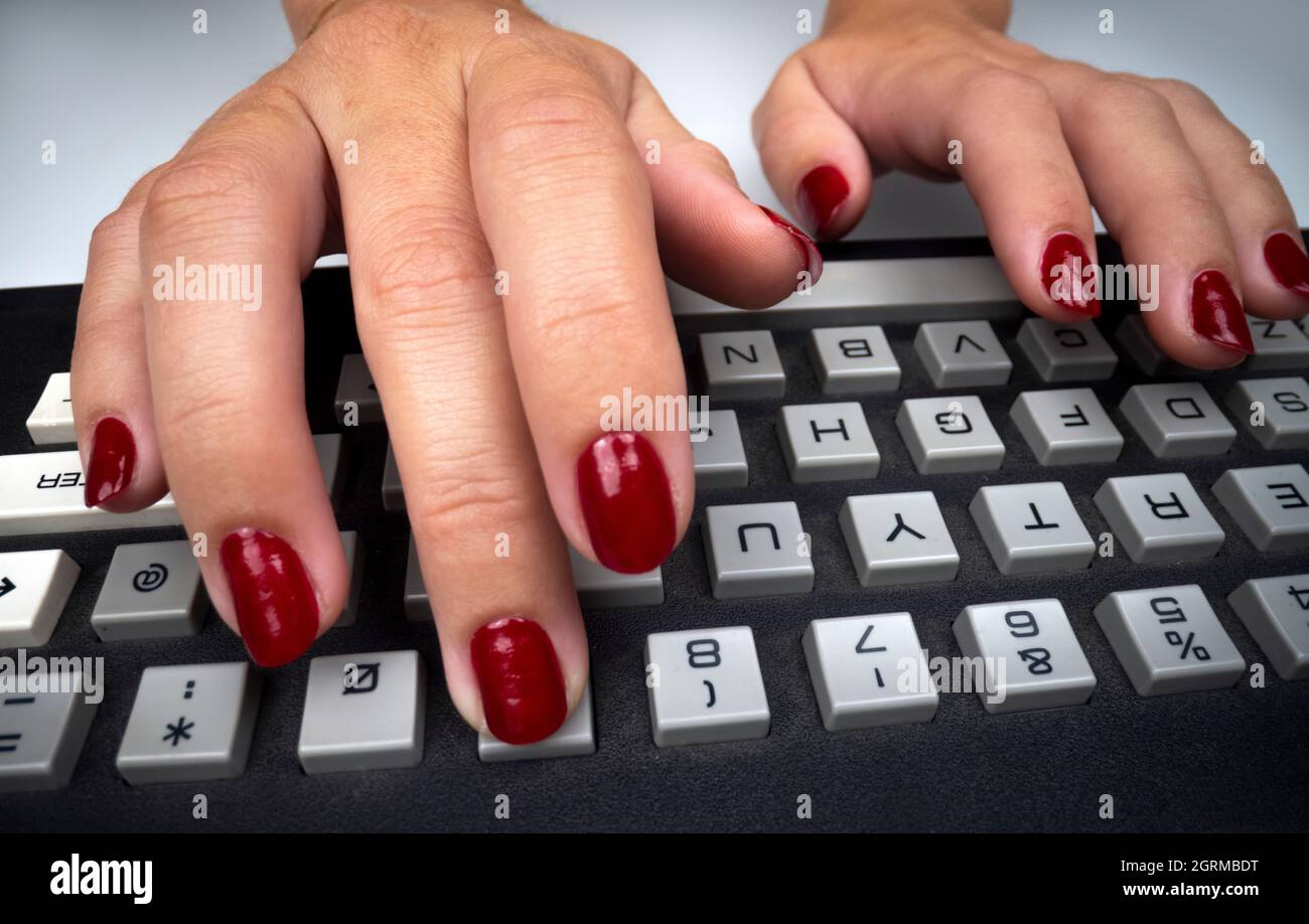 Les mains de womans saisie sur clavier d'ordinateur Banque D'Images