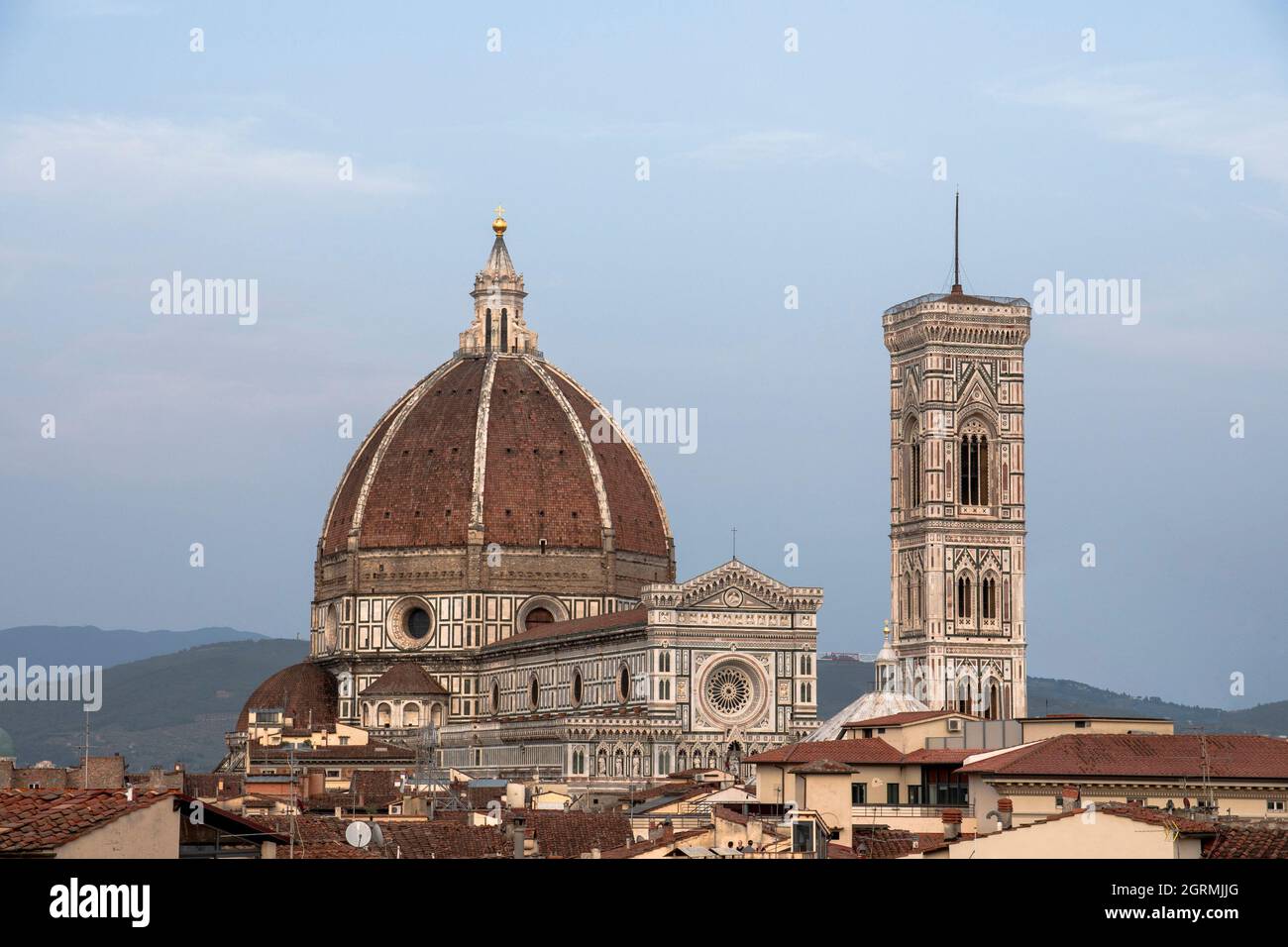 Vue sur le Duomo et le clocher de Giotto depuis les toits de Florence Banque D'Images