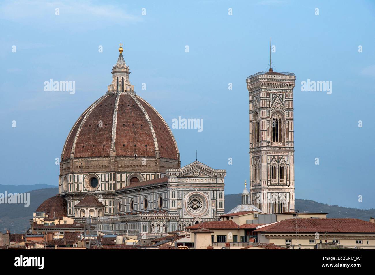 Vue sur le Duomo et le clocher de Giotto depuis les toits de Florence Banque D'Images