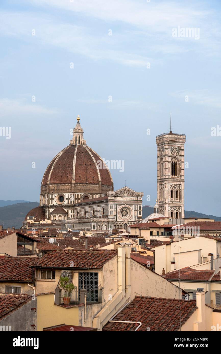 Vue sur le Duomo et le clocher de Giotto depuis les toits de Florence Banque D'Images