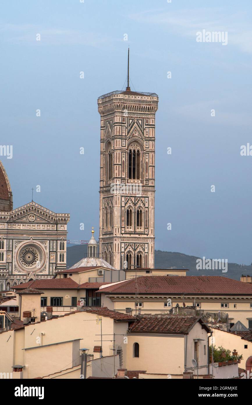 Vue nocturne du clocher de Giotto depuis les toits de Florence Banque D'Images