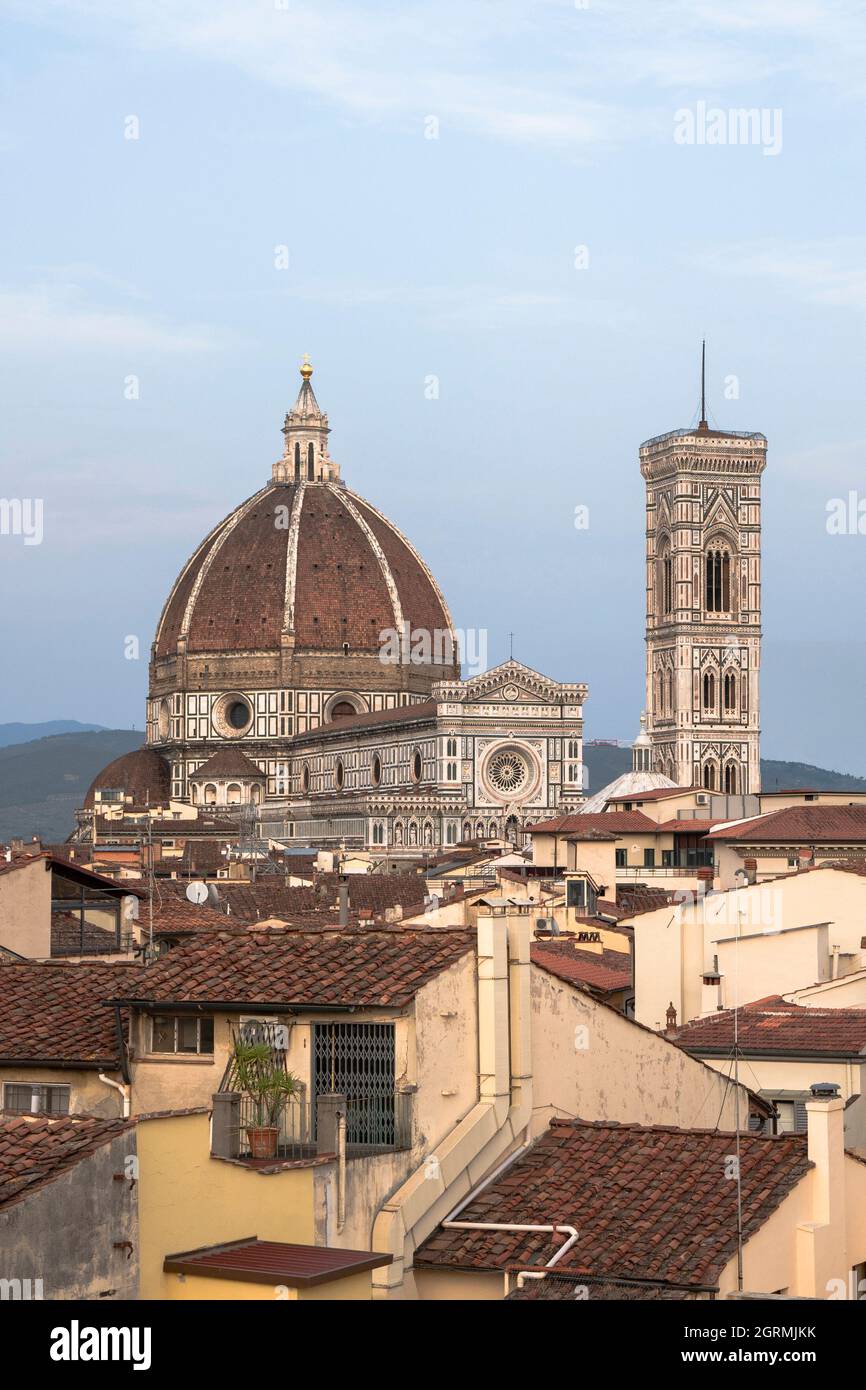 Vue sur le Duomo et le clocher de Giotto depuis les toits de Florence Banque D'Images