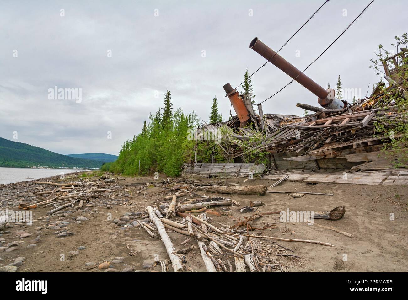 Canada, territoire du Yukon, fleuve Yukon, ruine du bateau le long de la rive où il s'est échoué Banque D'Images