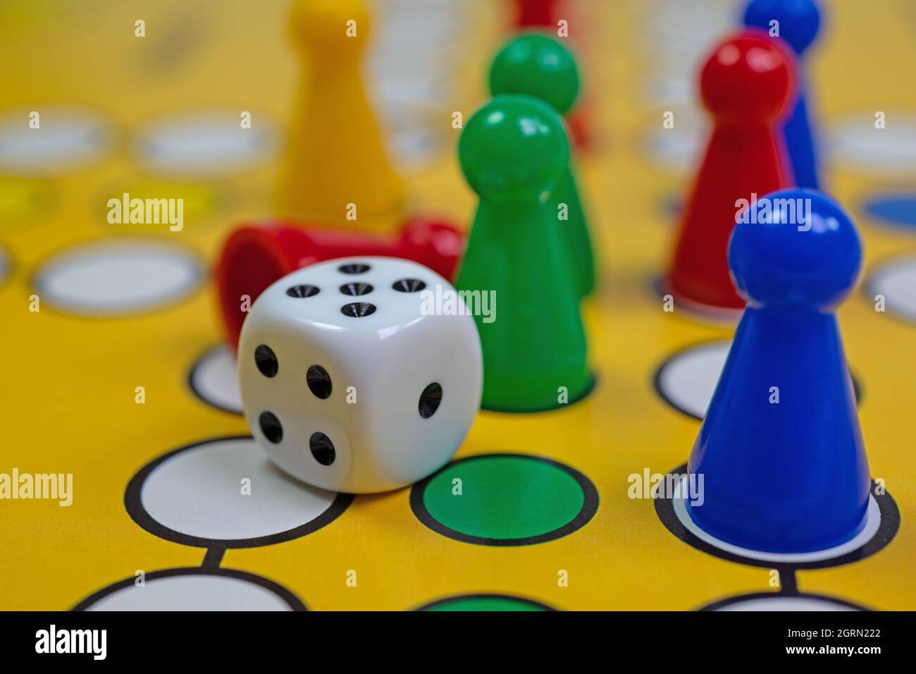 Des personnages et des dés colorés en gros plan Banque D'Images