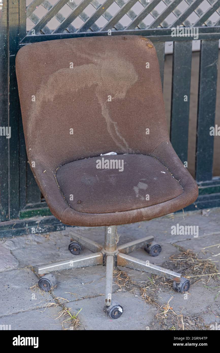 Chaise de bureau Old Brown battue Up à l'extérieur Banque D'Images