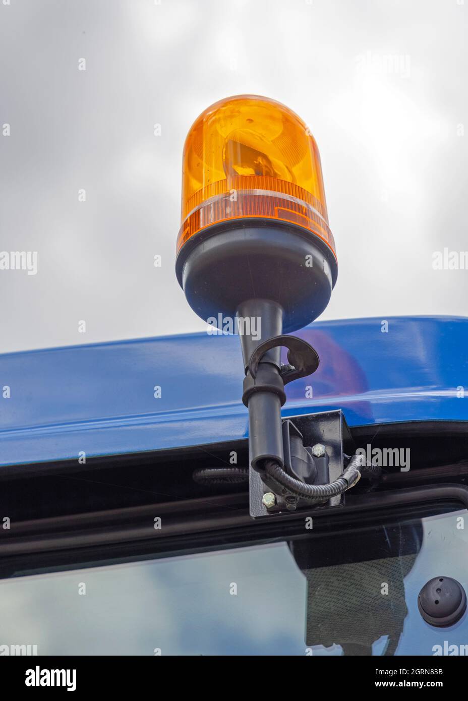 Plafonnier orange rotatif en haut de la cabine de sécurité du tracteur  Photo Stock - Alamy