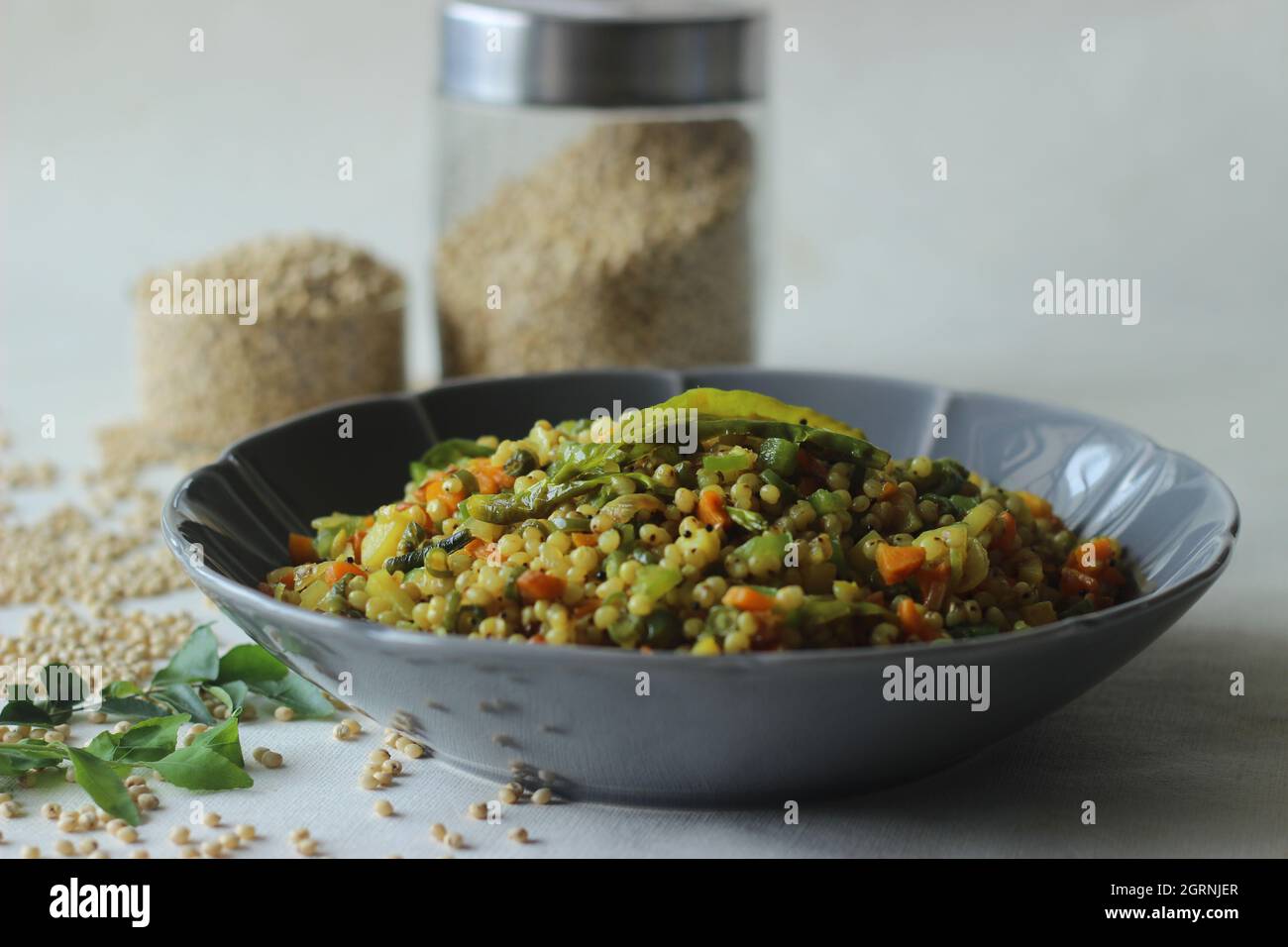 Augmentation de sorgho. Un plat de petit-déjeuner indien du Sud avec du sorgho entier et des légumes. Populairement connu sous le nom de jowar upma. Prise de vue sur fond blanc Banque D'Images