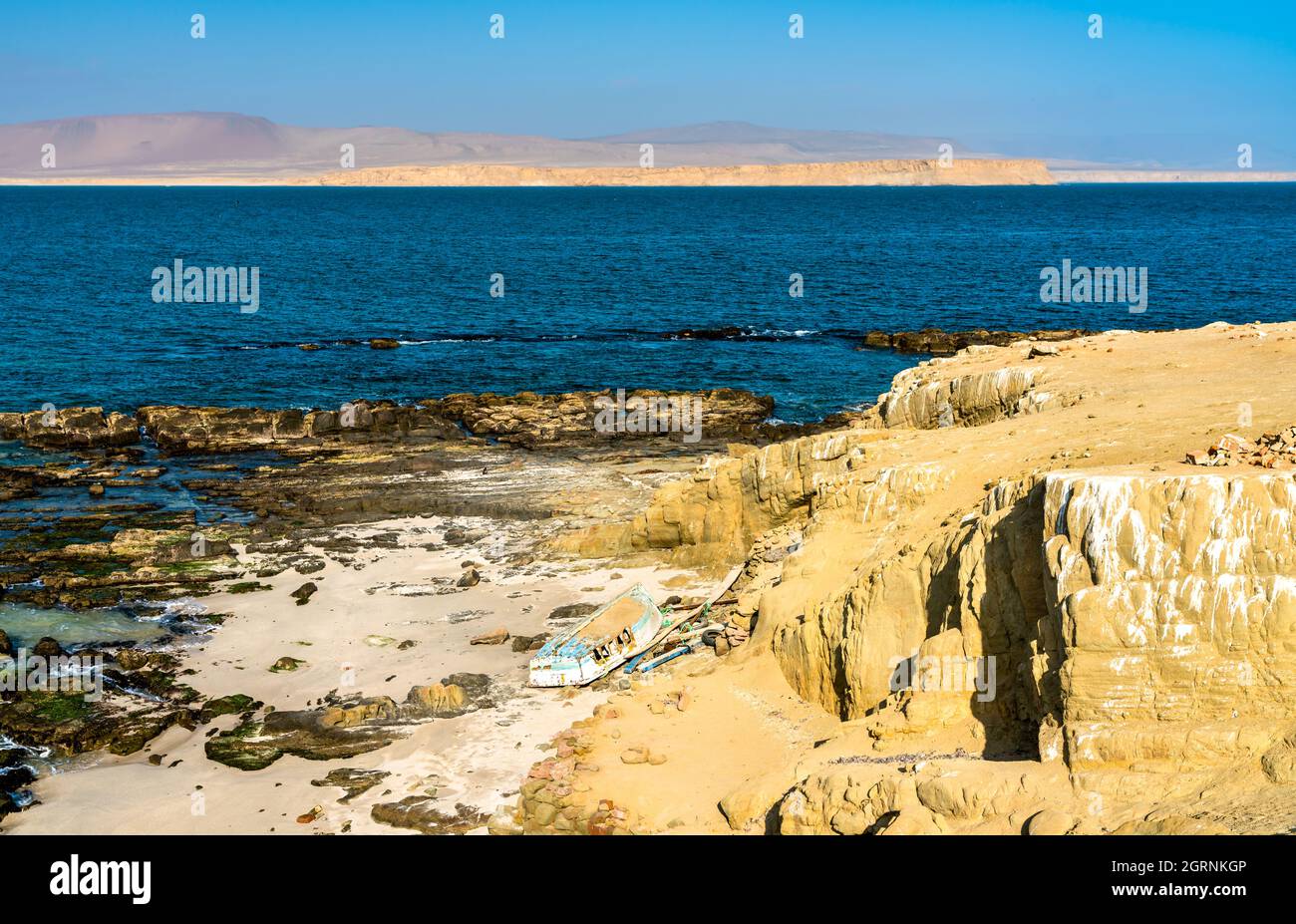 Bateau brisé à la réserve nationale de Paracas au Pérou Banque D'Images