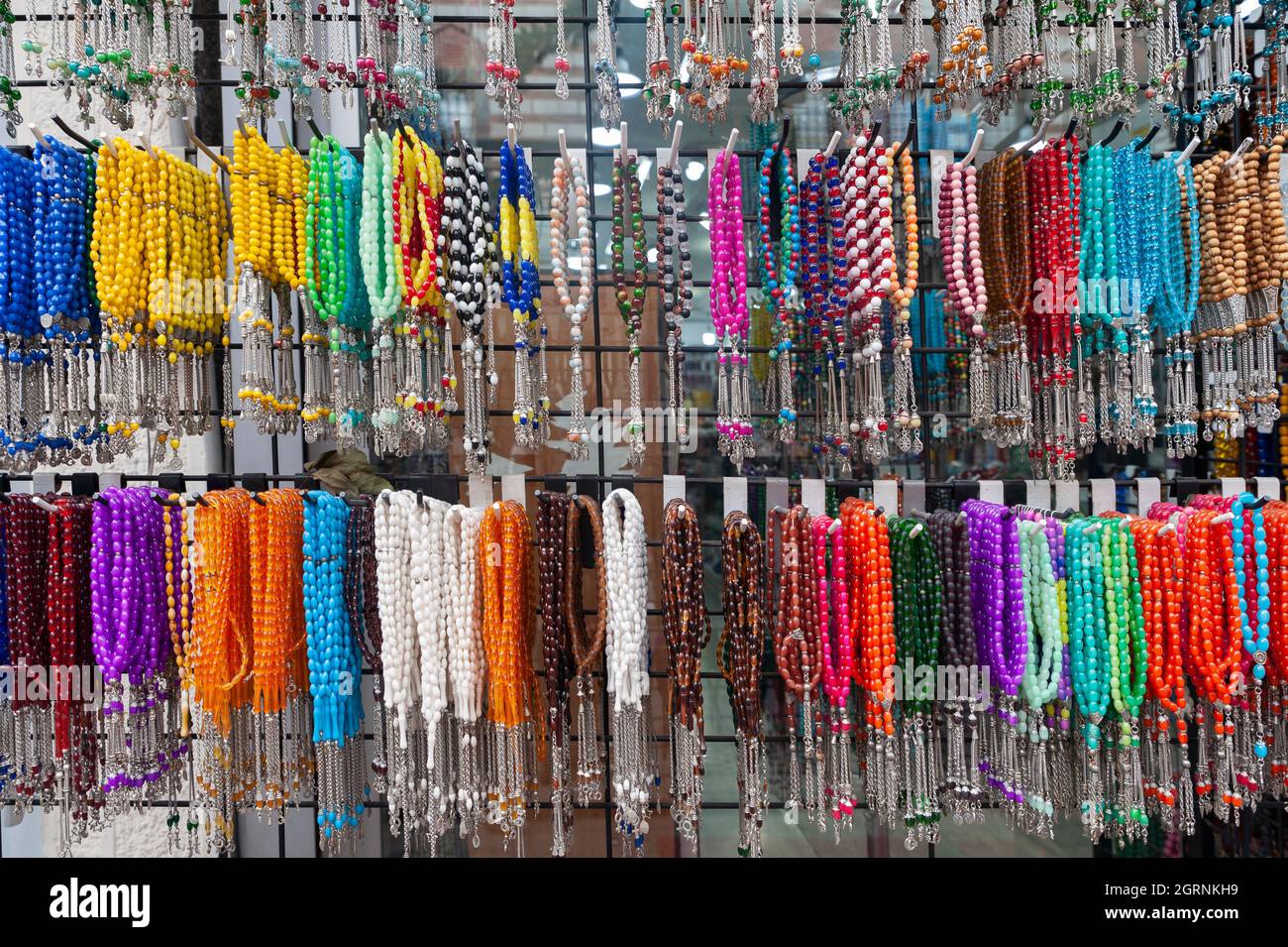 Perles colorées, bracelets colorés, rosaires colorés, pierre naturelle Banque D'Images