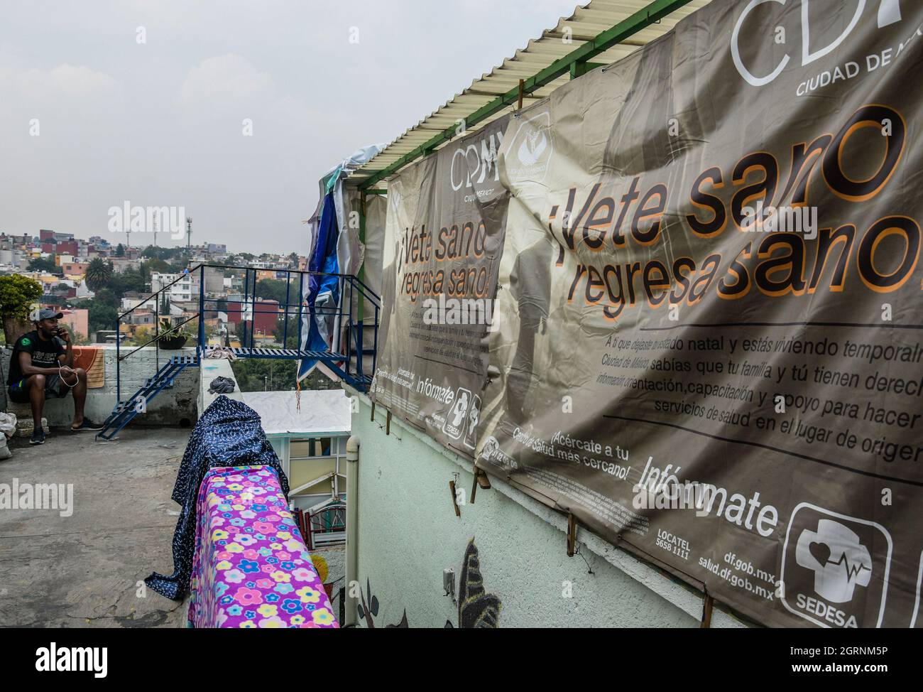 Non exclusif: MEXICO, MEXIQUE - 29 SEPTEMBRE 2021: Un migrant haïtien repose pendant leur séjour à l'auberge Tochan, une fondation qui soutient Migran Banque D'Images