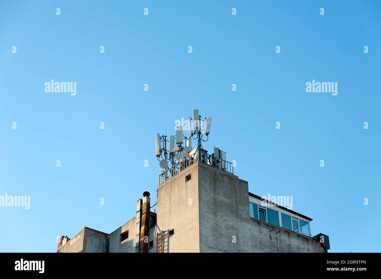Antennes de communication en haut du bâtiment Banque D'Images